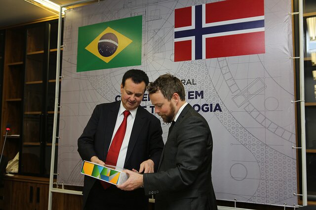 Kassab e ministro da Educação e Pesquisa da Noruega Torbjørn Røe Isaksen assinam extensão de cooperação - Foto: MCTI